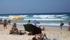 Ein Paradies nicht nur für Surfer: Der Strand von Gold Coast in Australien bietet Touristen neben Sonne satt auch zahlreiche Clubs und Bars zum Feiern nach dem Sonnenbad. Genau das Richtige für einen abendlichen Cocktail mit der Strandbekanntschaft! Foto: flickr/sarahjansen/Creative Commons Licence