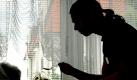 Ein Pfleger füttert eine Heimbewohnerin: Pflegeberufe sind bei jungen Leuten so beliebt wie nie. Dennoch wächst der Fachkräftemangel weiter. Foto: Patrick Pleul Foto: dpa