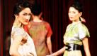 Indonesische Models zeigen die neuesten Trends auf einer Modenschau in Jakarta: Der Batik-Look ist wieder in.  Foto: ap