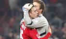 19. Spieltag der 1. Fußball-Bundesliga: Der 1. FC Köln besiegte Werder Bremen, am Samstag mit 3:0. Kölns Torwart Michael Rensing (r.) umarmt nach dem Spiel Kölns Torschützen Adam Matuszczyk.
 Foto: dapd