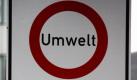 Das erste Schild zur Umweltzone hängt in Berlin. Das Verwaltungsgericht Berlin verhandelt über Klagen gegen die innerstädtische Umweltzone. Die elf Kläger machen nach Gerichtsangaben geltend, dass die Regelungen zur Umweltzone nicht zu einer Luftverbesserung geführt hätten. Insbesondere habe die Umweltzone keinen Einfluss auf die Feinstaubbelastung.  Foto: ddp
