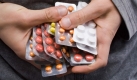 Beim Arzt oder Apotheker sollten Betroffene ihre Laktose-Intoleranz immer angeben. Denn in vielen Tabletten steckt der Milchzucker als Bindemittel. Foto: AOK