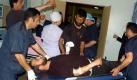 Ein syrischer Flüchtling wird in einem türkischen Krankenhaus versorgt. Er wurde von syrischen Soldaten beim Überqueren der Grenze beschossen. Foto: Hasan Ozkal/ Anadolu Foto: dpa