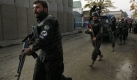 Soldaten der afghanischen Armee nähern sich, schwer bewaffnet, dem Uno-Gästehaus in Kabul. Foto: ap