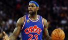 LeBron James (Cleveland Cavaliers) nach einem Foul während der ersten Hälfte des NBA Basketball Spiels gegen die Golden State Warriors in Oakland, Kalifornien. Die Cleveland Cavaliers konnten das Spiel mit 117:114 für sich entscheiden. Foto: ap
