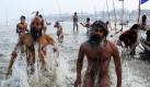 Hinduistische Heilige nehmen das zeremonielle Bad im Ganges im indischen Allahabad. Hunderttausende Gläubige pilgern anlässlich des Festes Magh Mela in die Stadt, um im Ganges zu baden. Foto: ap