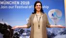 Katarina Witt, Kuratoriumsvorsitzende der Münchner Olympiabewerbung 2018, steht nach einer Pressekonferenz in München vor einem Plakat der Olympiabewerbung. Anlass der Pressekonferenz war der Besuch der IOC-Evaluierungskommission in dieser Woche. Die Kommission untersucht die bayerische Landeshauptstadt auf ihre Olympia-Tauglichkeit. dpa Foto: dpa