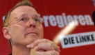 Bodo Ramelow, Linke
Weil seine Partei deutlich besser abgeschnitten hat als die SPD, will Ramelow in einem rot-roten Bündnis Regierungschef werden. Nach dem Althaus-Rücktritt scheint er seine starre Haltung allerdings aufzuweichen. In Interviews verkündet er neuerdings, er werde „ohne Vorbedingungen“ in die Sondierungsgespräche mit der SPD gehen. Beobachter glauben, dass er nun womöglich auf das Amt des Ministerpräsidenten verzichtet – als Zugeständnis an die SPD und um eine Große Koalition zu verhindern. Foto: dpa