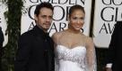 FLOP: Jennifer Lopez kam nicht allein, sie brachte ihren Mann Marc Anthony mit. Doch der konnte auch nicht von ihrem Outfit ablenken. Das weiße Kleid an sich war schon nicht der große Hit, der seltsame Pailletten-Überwurf brachte das modische Fass völlig zum Überlaufen. Foto: ap