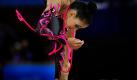 Jana Berezko-Marggrander aus Deutschland zeigt bei den Olympischen Jugendspielen in Singapur eine fesselnde Vorstellung mit dem Seil in der Disziplin Rhythmische Sportgymnastik. Die Verbiegungen waren am Ende Bronze wert. Foto: ap