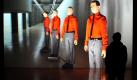 Ein Besucher betrachtet eine 3-D Video-Installation. Die konzentrierte Situation der Ausstellung  «Kraftwerk 3-D Video-Installation» im Kunstbau der Städtischen Galerie in München soll dazu dienen, die minimalistischen Klänge und Bilder von Kraftwerk für ein breites Publikum erfahrbar zu machen. Die Video-Installationen sind vom 15. Oktober 2011 bis 13. November 2011 im Lenbachhaus in München zu sehen. Foto: dpa
