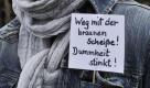 Diese Frau ist nicht pro NRW und auch nicht pro Deutschland: Sie demonstriert vor der Merkez-Moschee in Duisburg-Marxloh gegen NPD und pro NRW. Die rechten Parteien beendeten ihre Aktionswoche zur Islamkritik mit einem Aufmarsch unter anderem gegen den Bau von Moscheen. Foto: ddp