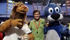 Der Moderator der ZDF-Kindersendung '1, 2 oder 3', Daniel Fischer, posiert am Montag (20.02.06) in den ZDF-Studios in Unterfoehring bei Muenchen waehrend der Aufzeichnung der Folge 'Im Fussballfieber' mit dem Maskottchen der Sendung, Piet (r.) und dem WM-Maskottchen Goleo. Die 550. Folge von '1, 2 oder 3' dreht sich anlaesslich der Fussball-Weltmeisterschaft 2006 in Deutschland rund um das Thema Fussball und Fussball-Weltmeisterschaft. So kommen die Kinder-Kandidaten der Sendung aus den Laendern Mexiko, Brasilien, Norwegen, Marokko, Serbien-Montenegro, Spanien, Frankreich, Niederlande und Belgien und das 'Kamera-Kind' aus Grossbritannien. Das WM-Maskottchen Goleo und dessen Ball Pille wirken ebenfalls an der Sendung mit. Im ZDF wird die Folge 'Im Fussballfieber' am Samstag (20.05.06) um 8.25 Uhr ausgestrahlt.
 Foto: ddp