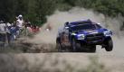Volkswagen-Pilot Carlos Sainz und sein Beifahrer Lucas Cruz, beide Spanier, hetzen auf der Argentinien-Chile Dakar Rally 2010 um eine Kurve bei Alpa Corral in Argentinien. Foto: AP Photo/Ivan Fernandez