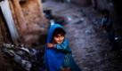 Das kleine Flüchtlingsmädchen Roshna Shaza lächelt auf ihrem Weg nach Hause im pakistanischen Islamabad in die Kamera eines Fotografen. Foto: dapd