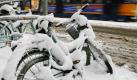Ein eingeschneites Fahrrad in Leipzig: Der Start in den ersten Arbeitstag des neuen Jahres ist in Deutschland vielerorts sehr frostig ausgefallen. Nach Angaben des Wetterdienstes Meteomedia fielen die Temperaturen in der Nacht zum Montag teilweise unter minus 15 Grad Celsius.  Foto: ddp