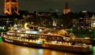 Auf der MS Wappen von Köln befindet sich Europas größter Weihnachtsmarkt. Direkt am Rheinufer der Kölner Altstadt liegt das Schiff vor Anker. Foto: Cölln Konzept