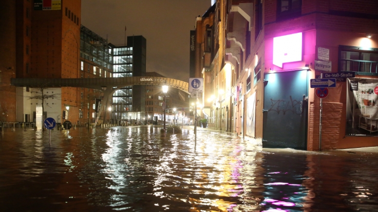 Die Große Elbstraße am Fischmarkt in Hamburg steht am 12.01.2017 während einer Sturmflut unter Wasser.