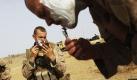 US-amerikanische Soldaten rasieren sich im Freien. In Afghanistan. Foto: ap