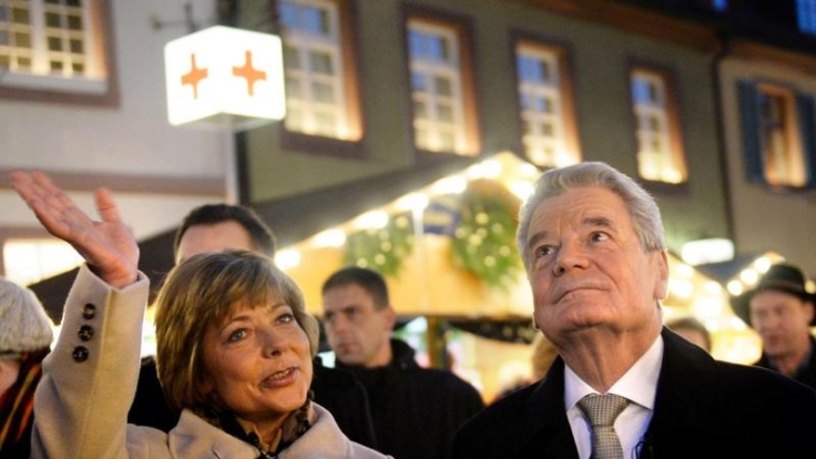 Die 20 Jahre jüngere Daniela Schadt ist als Lebensgefährtin immer an Joachim Gaucks Seite, wie hier bei einem Besuch auf dem Weihnachtsmarkt.