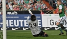 Bremen brauchte allerdings lange bis zur Führung. Erst in der 38. Minute sorgte Aaron Hunt für das 1:0. Foto: dpa