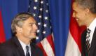Zufriedene Gesichter: US Präsident Barack Obama (r) und Boeing Vize-Präsident Ray Conner (l) nach der Unterzeichnung des geplanten Megageschäfts mit Indonesien. Foto: Made Nagi Foto: dpa