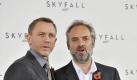Der britische Regisseur Sam Mendes (r) lässt Daniel Craig erneut in die Rolle des James Bond schlüpfen. Foto: Andy Rain Foto: dpa