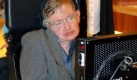 Stephen Hawking ist weit über die Grenzen seines Fachs bekannt. Nach 40 Jahren verlässt der schwerbehinderte Astrophysiker nun seinen renommierten Lehrstuhl in Cambridge. Der 67-Jährige geht offiziell in den Ruhestand. Foto: dpa