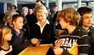 Bundesarbeitsministerin Ursula von der Leyen (CDU) lässt sich in einer Gesamtschule in der Schulmensa von Schülern das Abrechnungssystem für ein Mittagessen erklären. Die Ministerin will in der Gesamtschule Recklinghausen Suderwich vor Ort etwas über das Bezahlsystem lernen und lässt sich bei der Gelegenheit eine Mensamahlzeit nicht nehmen.  Foto: dpa