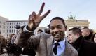 Der US-amerikanische Schauspieler Will Smith gestikuliert in Berlin bei seiner Ankunft am Brandenburger Tor anlässlich eines Fototermins für seinen Film Sieben Leben. Foto: ddp