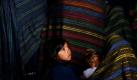 Quiché-Kinder sitzen gemeinsam mit ihren Eltern bei einem Massenbegräbnis in Santa Maria Ixtahuacan in Guatemala.Bei Erdrutschen infolge der schweren Regenfälle in Guatemala sind 42 Menschen getötet worden.  23 weitere Menschen würden noch vermisst, sagte der Sprecher der Katastrophenschutzbehörde, David de León. Foto: dapd