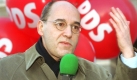 Nach den ersten freien Wahlen in der DDR im März 1990 wird er zudem Fraktionsvorsitzender der Partei, die inzwischen PDS heißt und drittstärkste Kraft im Parlament wird. Foto: ddp