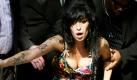 Soulsängerin Amy Winehouse hat ihrem Ex-Mann endgültig den Laufpass gegeben und sich mit einem neuen Freund gezeigt. Filmregisseur Reg Traviss führte sie laut britischen Medienberichten zu einem feudalen Essen aus. Händchenhaltend und eng umschlungen waren die beiden zu sehen. Mit Küsschen verabschiedete Winehouse ihn an ihrer Haustür.  Foto: dpa