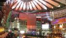 Von zahlreichen bunten Scheinwerfern angestrahlt ist das Sony-Center in Berlin am Montag (13.11.2006). Unter dem Titel 'Sinfonie der Farben' veranstaltete der Elektronik-Konzern zum Start einer neuen Werbekampagne am Abend eine Show aus Musik und Lichtspiel. Foto: Soeren Stache dpa/lbn +++(c) dpa - Bildfunk+++ Foto: dpa