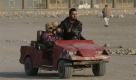 Bisher gibt es für die Afghanen nur Ansätze von Normalität - so wie für diesen Vater, der mit seinen beiden Kindern eine Runde in einem Vergnügungspark in Kabul dreht. Foto: ap