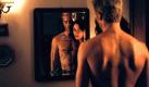 Den Moment, als Leonard Shelby (Guy Pearce) und seine Frau (Carrie-Anne Moss) vor dem Spiegel stehen hat Shelby bereits vergessen. Er leidet an einer seltenen Form von Gedächtnisverlust und weiß nicht, was vor 15 Minuten geschehen ist, wo er ist, wohin er geht und warum. Der ehemalige Versicherungsdetektiv ist sich seines Handicaps durchaus bewusst, er benutzt Fotos und Notizen, die er auf seine Haut tätowiert, um sich langsam an das heran zu tasten, was vielleicht die Wahrheit ist. Start des Films 'Memento' in deutschen Kinos ist am 13.12.2001 dpa (zu dpa Kinostarts vom 09.12.2001)  Foto: dpa