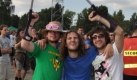 Krücken beim Festival sind ein Hindernis. Aber kein Grund, keinen Spaß zu haben. Foto: news.de