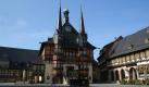 Die Wernigeröder sind stolz auf ihr Rathaus direkt am Marktplatz. Das Gebäude ist ein Fachwerk und wird von kleinen Türmen geziert. Das wie ein Märchenschloss anmutende Rathaus ist ein wahrer Touristenmagnet. Foto: Wernigerode Tourismus GmbH