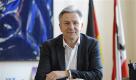 Berlins Regierender Buergermeister Klaus Wowereit (SPD) sitzt am Montag (18.04.11) in Berlin in seinem Amtszimmer im Roten Rathaus hinter seinem Schreibtisch. Wowereit geht bei der Abgeordnetenhauswahl am 18. September von einem klaren Wahlsieg seiner Partei aus. 'Ich bin sehr optimistisch, dass die SPD vor den Gruenen und der Union liegen wird', sagte Wowereit der Nachrichtenagentur dapd. (zu dapd-Text) Foto: Michael Gottschalk/dapd Foto: dapd