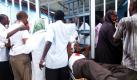 Ein Fotograf liegt auf einer Liege in Mogadischu, Somalia, nachdem er durch eine Bombenexplosion verwundet wurde. Laut Angaben eines somalischen Polizisten sind neun Menschen gestorben, darunter auch drei Kabinettsmitglieder. Foto: ap