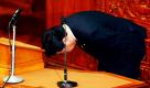 Japans neuer Ministerpräsident Yoshihiko Noda verbeugte sich gestern nach seiner ersten politischen Rede vor dem Parlament. Noda versprach, dass alle Atomkraftwerke nach ausgiebigen Sicherheitschecks wieder ans Netz gehen sollen. Vor einem halben Jahr kam es im Atomkraftwerk Fukushima zu einer Umwelt verseuchenden Havarie. Langfristig solle die Abhängigkeit Japans von Atomstrom reduziert werden.  Foto: dapd