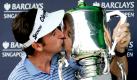 Spain's Gonzalo Fernandez-Castano celebrates with his trophy after winning a playoff in the Singapore Open at the Sentosa Golf Club, Monday, Nov 14, 2011. Fernandez-Castano won the rain-delayed contest on Monday, beating Juvic Pagunsan of the Philippines with a birdie on the second hole of the playoff. (AP Photo / Bryan van der Beek)

Spaniens Gonzalo Fernandez-Castano feiert mit seiner Trophäe nach dem Sieg ein Entscheidungsspiel in der Singapore Open im Sentosa Golf Club, Montag, 14 November, 2011. Fernandez-Castano gewann den regen verzögerte Contest am Montag, schlagen Juvic Pagunsan der Philippinen mit einem Birdie am zweiten Loch des Playoff. (AP Photo / Bryan van der Beek) Foto: dapd