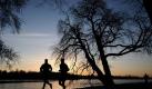 Traumhafte Morgenstimmung: Jogger im Licht der aufgehenden Sonne an der Alster in Hamburg.  Foto: Christian Charisius Foto: dpa