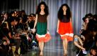 Models zeigen Kreationen des japanischen Designers  Shida Tatsuya auf der Modewoche in Tokio. Noch bis zum 24. Oktober präsentieren hier inländische und ausländische Modeschöpfer ihre Kreationen. Foto: dapd