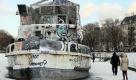 In Berlin-Kreuzberg geht dagegen gar nichts mehr. Der Landwehrkanal am Urbanhafen ist gefroren und lockt Spaziergänger und Freizeitsportler an. Foto: dapd