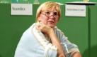 Die Bundesvorsitzende von Bündnis 90/Die Grünen, Claudia Roth, sitzt am Samstag (15.10.2005) bei der Bundesdelegiertenkonferenz in der Weser-Ems-Halle in Oldenburg auf den Stufen des Podiums. Die rund 800 Teilnehmer sollen die Leitlinien für die künftige Oppositionsarbeit der Partei festlegen. Bündnis 90/Die Grünen ist derzeit auch in keiner Landesregierung vertreten. Foto: Friso Gentsch dpa/lni +++(c) dpa - Bildfunk+++  Foto: dpa