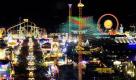 Zahlreiche Fahrgeschäfte tauchen die Münchner Theresienwiese bei Nacht in ein buntes Lichtermeer. Der Besucheransturm am ersten Tag des Oktoberfestes war so groß, dass einzelne Festzelte schon zur Mittagszeit geschlossen werden mussten. Foto: ap