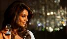 Die Bollywood-Schauspielerin Bipasha Basu präsentiert auf einer Messe in Neu Delhi ein neues Handy des indischen Mobiltelefonherstellers Wynncomm. Foto: ap