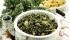Gruenkohl mit Kastanien und glasierten Kartoffeln (Foto undatiert). Ab Oktober haben sie Saison. Dann fallen die 'Igel' mit den langen, spitzen Stacheln von den Baeumen, platzen auf, und zum Vorschein kommen die Esskastanien mit ihrer harten braunen Huelle. Mit den Rosskastanien, die im Sommer im Biergarten Schatten spenden und deren braun glaenzende, aber ungeniessbare Fruechte im Herbst beliebtes Bastelmaterial fuer Kinder sind, haben sie uebrigens nur den Namen gemeinsam.Foto: CMA/ ddp Foto: ddp