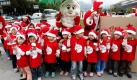 Südkoreanische Kindergartenkinder sammeln in Weihnachtsmannkostümen in Seoul Spenden. Bereits Monate vor dem Fest fangen die Südkoreaner mit den Vorbereitungen an. Weihnachten gehört zu den größten Feiertagen im Land, in dem die Hälfte der knapp 48 Millionen Einwohner Christen sind. Foto: ap
